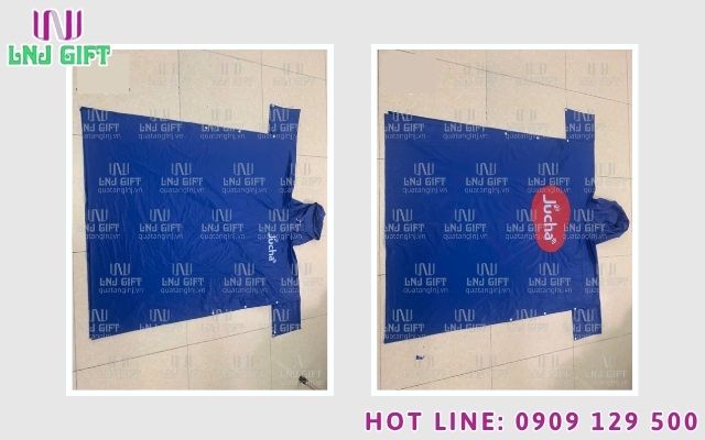 Bước 1 - Kiểm tra độ sắc nét, độ bám dính của mực in logo khi làm áo mưa theo yêu cầu