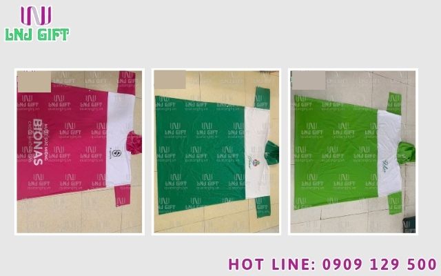 Phủ sóng hình ảnh ứng dụng gọi xe rộng khắp phố phường với áo mưa in logo công ty
