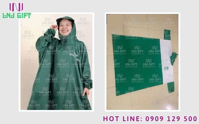 Xu hướng phối đồ Layering đầy cá tính với chất liệu áo mưa vải bán trong suốt