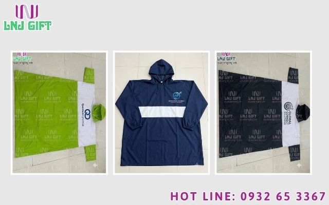 Xu hướng phối đồ đồng điệu lịch sự cho vợ chồng cùng áo mưa măng tô thời trang