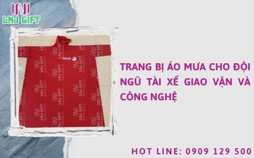 Trang bị áo mưa cho đội ngũ tài xế giao vận và công nghệ